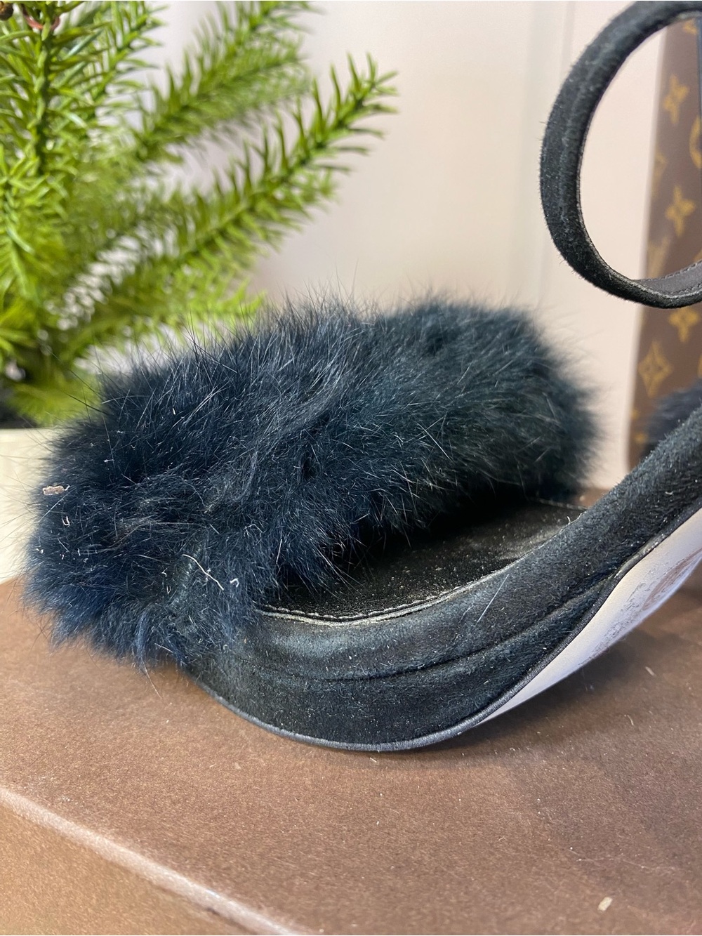 Michael Kors Faye Fur Sandal Suede Black Silver Charm Ankle Strap Open Toe 7.5M - Picture 9 of 10